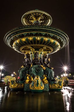 Fransa Paris Müzesi Louvre kırmızı Piramit içinde flash ile yaz gece