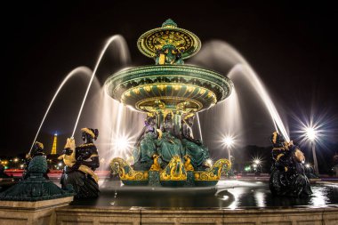 Fransa Paris Müzesi Louvre kırmızı Piramit içinde flash ile yaz gece