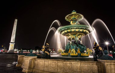 Fransa Paris Müzesi Louvre kırmızı Piramit içinde flash ile yaz gece