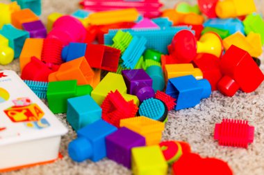 Oyuncaklar büyük lego megablock farklı renk halı üzerinde