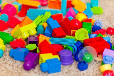 Oyuncaklar büyük lego megablock farklı renk halı üzerinde