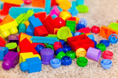 Oyuncaklar büyük lego megablock farklı renk halı üzerinde