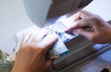 Terzi eller iş, konu ve iğneler