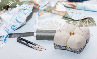 Terzi eller iş, konu ve iğneler