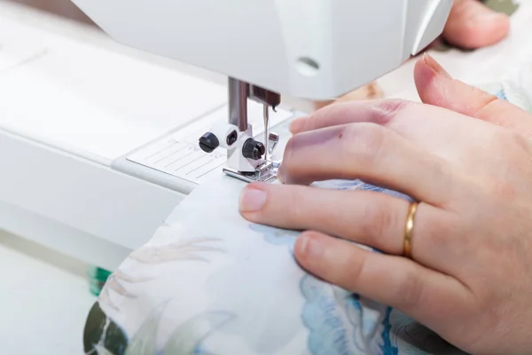 Schneiderhände bei der Arbeit, Fäden und Nadeln — Stockfoto