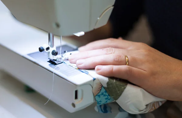 Mani da sarta al lavoro, fili e aghi — Foto Stock