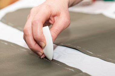 Terzi eller iş, konu ve iğneler