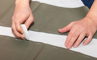 Terzi eller iş, konu ve iğneler