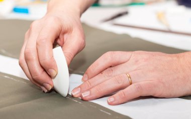 Terzi eller iş, konu ve iğneler