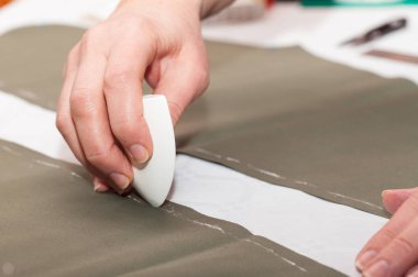 Terzi eller iş, konu ve iğneler