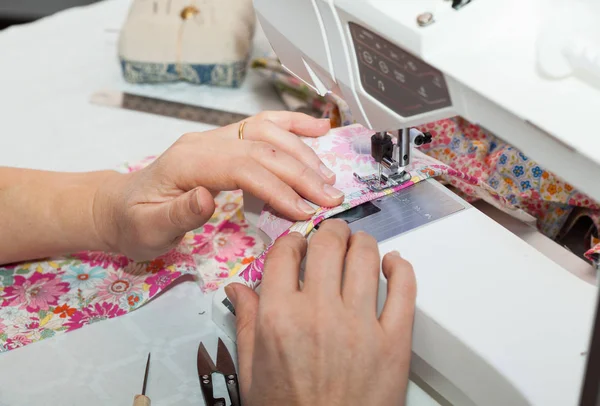 Mani da sarta al lavoro, fili e aghi — Foto Stock