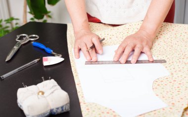 İş yerinde terzici, yapı desenleri, eller, modelleme, ölçme, dikiş makinesi