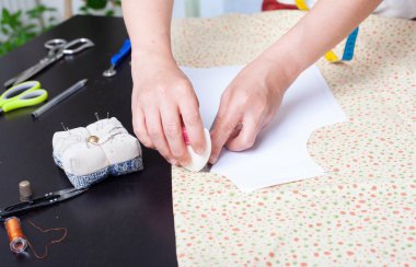 İş yerinde terzici, yapı desenleri, eller, modelleme, ölçme, dikiş makinesi