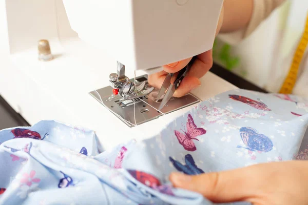 Dressmaker al lavoro, modelli di costruzione, mani, modellazione, misurazione, macchina da cucire — Foto Stock