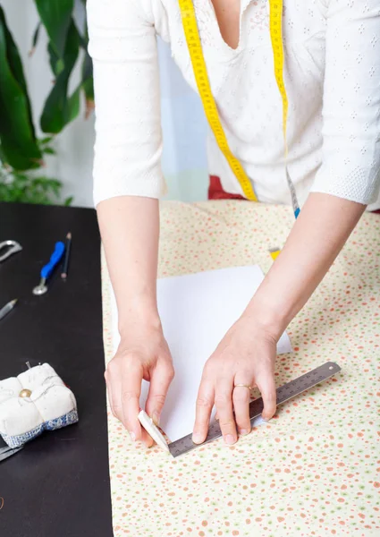 Schneiderin bei der Arbeit, Muster bauen, Hände, Modellieren, Messen, Nähmaschine — Stockfoto