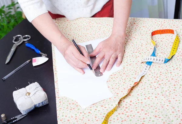 Dressmaker při práci, stavební vzory, ruce, modelování, měření, šicí stroj — Stock fotografie