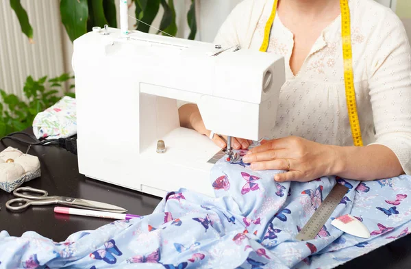 Schneiderin bei der Arbeit, Muster bauen, Hände, Modellieren, Messen, Nähmaschine — Stockfoto