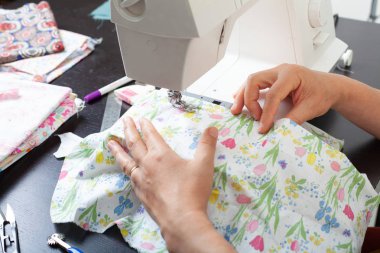 İş yerinde terzici, yapı desenleri, eller, modelleme, ölçme, dikiş makinesi