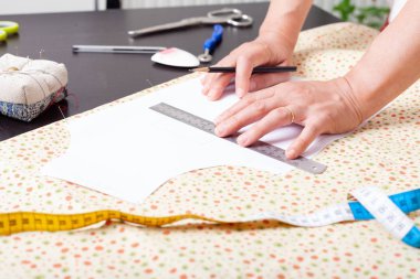 İş yerinde terzici, yapı desenleri, eller, modelleme, ölçme, dikiş makinesi