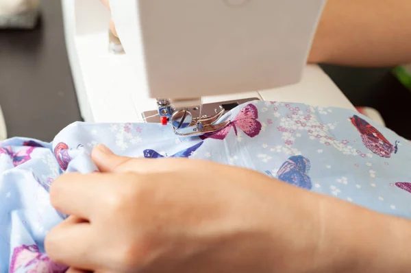 Schneiderin bei der Arbeit, Muster bauen, Hände, Modellieren, Messen, Nähmaschine — Stockfoto