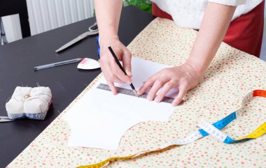 İş yerinde terzici, yapı desenleri, eller, modelleme, ölçme, dikiş makinesi