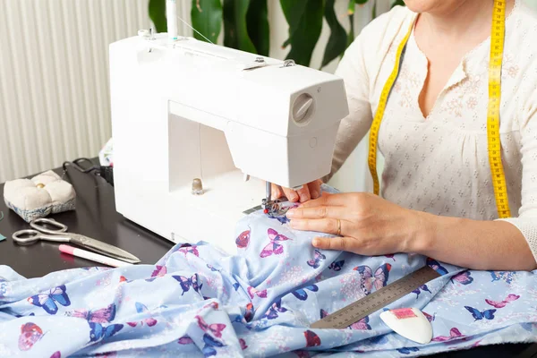 Máquina de vestir no trabalho, padrões de construção, mãos, modelagem, medição, máquina de costura — Fotografia de Stock