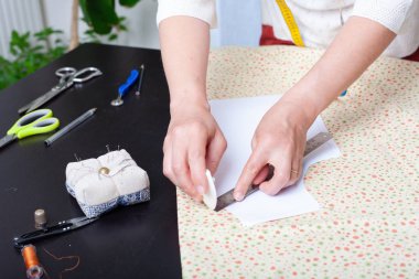 İş yerinde terzici, yapı desenleri, eller, modelleme, ölçme, dikiş makinesi