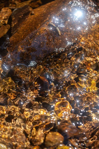 Dunkler Wasserfluss Mit Spritzen Und Glühen Mit Steinen — Stockfoto