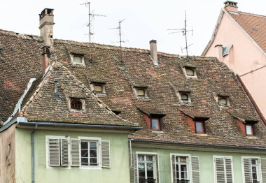 Strasbourg 'un merkezindeki eski evlerin pencereleri, ahşap