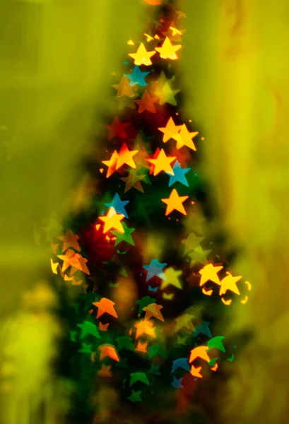 クリスマスツリー上の光の青い火花 背景にトウヒの光 — ストック写真