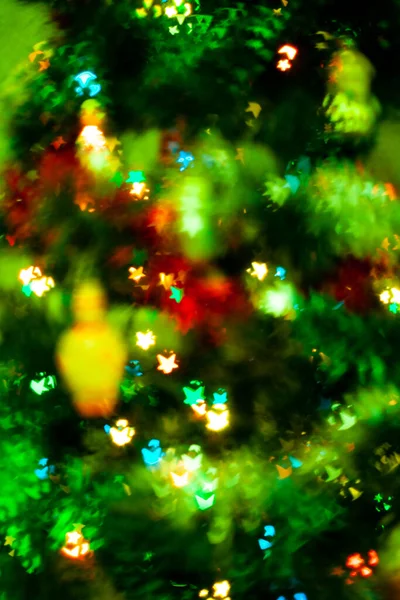 圣诞树上闪烁着蓝光 背景上闪烁着云杉色的光芒 — 图库照片