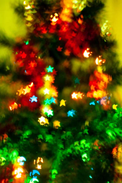 圣诞树上的蓝光闪耀，云杉灯闪耀 — 图库照片
