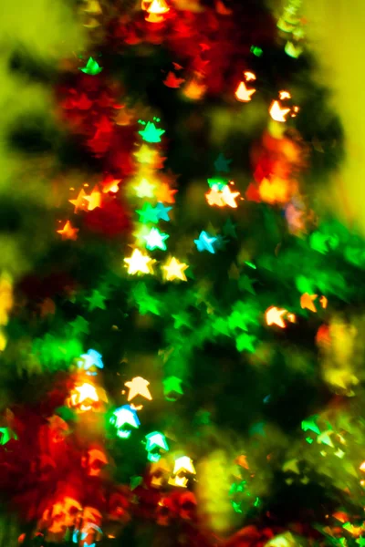 แสงสว่างสับสนบนต้นคริสต์มาส แสงสเปรส — ภาพถ่ายสต็อก