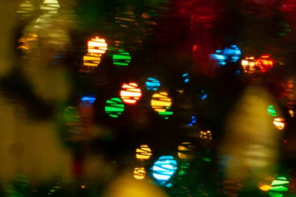 Étincelles bleues de lumière sur l'arbre de cristaux, lumières d'épinette — Photo