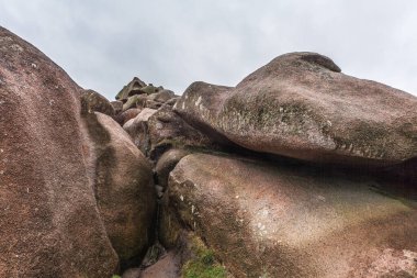 Perros Guirec, Ploumanac 'h Deniz feneri, Mean Ruz Deniz feneri, la Manche, kışın kayalar ve dalgalar
