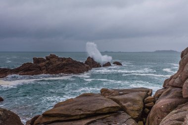 Perros Guirec, Ploumanac 'h Deniz feneri, Mean Ruz Deniz feneri, la Manche, kışın kayalar ve dalgalar