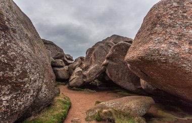 Perros Guirec, Ploumanac 'h Deniz feneri, Mean Ruz Deniz feneri, la Manche, kışın kayalar ve dalgalar