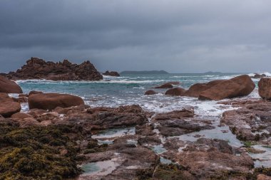 Perros Guirec, Ploumanac 'h Deniz feneri, Mean Ruz Deniz feneri, la Manche, kışın kayalar ve dalgalar