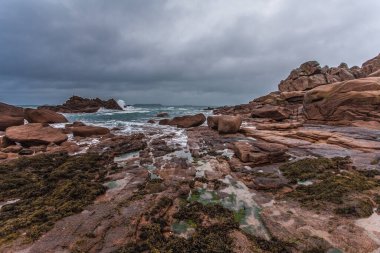 Perros Guirec, Ploumanac 'h Deniz feneri, Mean Ruz Deniz feneri, la Manche, kışın kayalar ve dalgalar