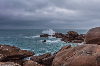 Perros Guirec, Ploumanac 'h Deniz feneri, Mean Ruz Deniz feneri, la Manche, kışın kayalar ve dalgalar