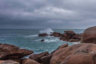 Perros Guirec, Ploumanac 'h Deniz feneri, Mean Ruz Deniz feneri, la Manche, kışın kayalar ve dalgalar