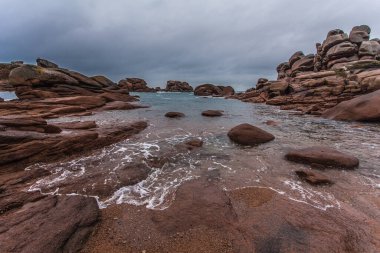 Perros Guirec, Ploumanac 'h Deniz feneri, Mean Ruz Deniz feneri, la Manche, kışın kayalar ve dalgalar
