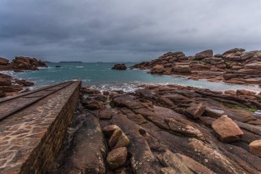 Perros Guirec, Ploumanac 'h Deniz feneri, Mean Ruz Deniz feneri, la Manche, kışın kayalar ve dalgalar