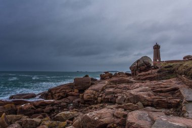 Perros Guirec, Ploumanac 'h Deniz feneri, Mean Ruz Deniz feneri, la Manche, kışın kayalar ve dalgalar
