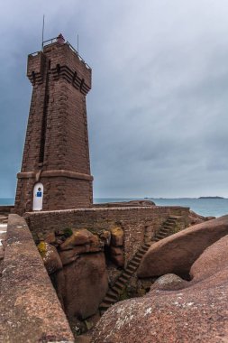 Perros Guirec, Ploumanac 'h Deniz feneri, Mean Ruz Deniz feneri, la Manche, kışın kayalar ve dalgalar