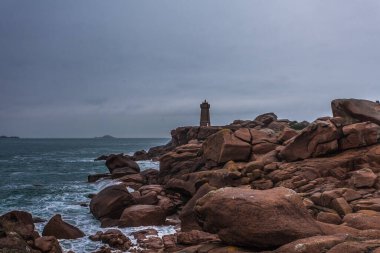 Perros Guirec, Ploumanac 'h Deniz feneri, Mean Ruz Deniz feneri, la Manche, kışın kayalar ve dalgalar