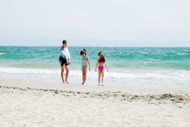 Pomorie, Bulgaristan - 18 Mayıs 2018: Plajda oynayan çocuklar görünümünü.