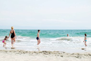 Pomorie, Bulgaristan - 18 Mayıs 2018: Sahilde vakit insanların görünümünü.