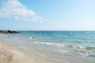 Sahil ve Deniz Parlak Günışığında