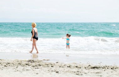Pomorie, Bulgaristan - 18 Mayıs 2018: Sahilde vakit insanların görünümünü.